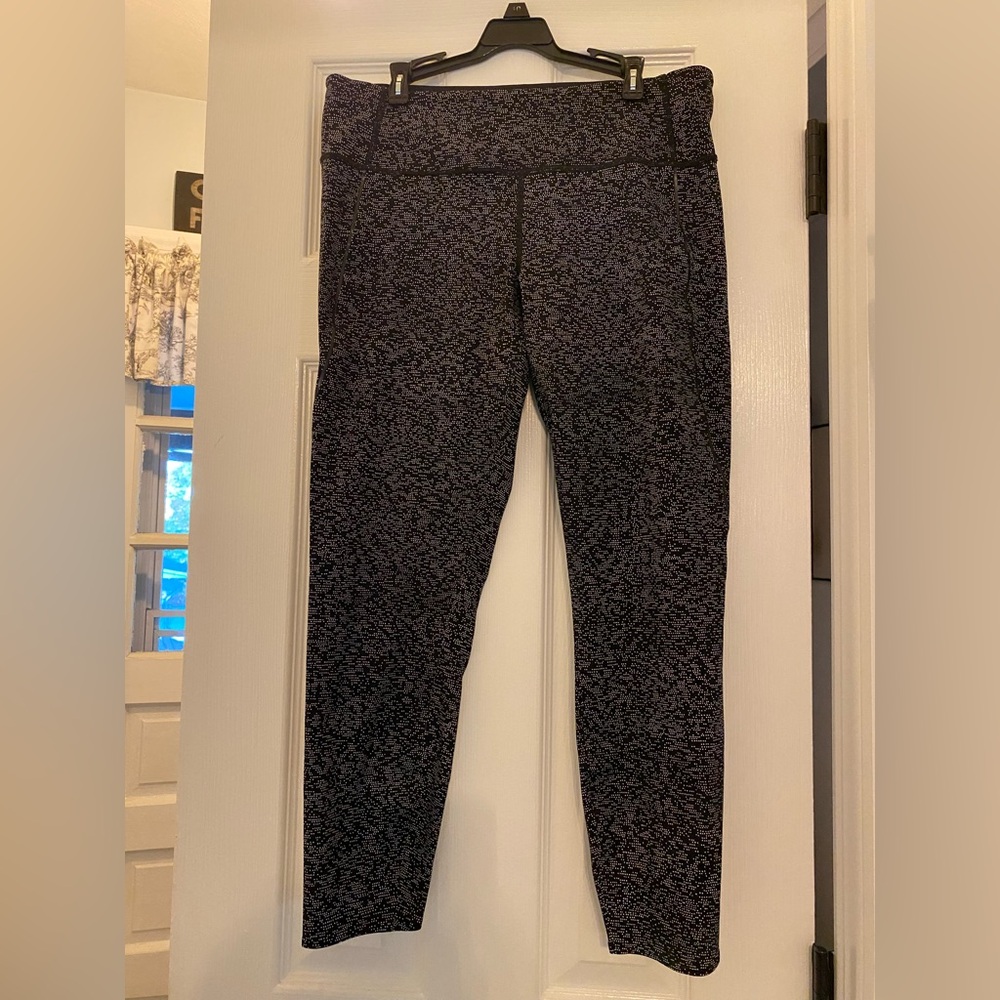Lululemon Athletica size 10 Soundwave White Black Leggings Quick Pace 7/8 Tight